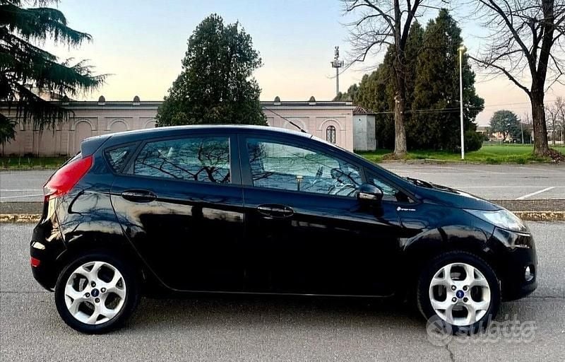 Usata Ford Fiesta 97 CV (71 kW) 2012 Nero Utilitaria