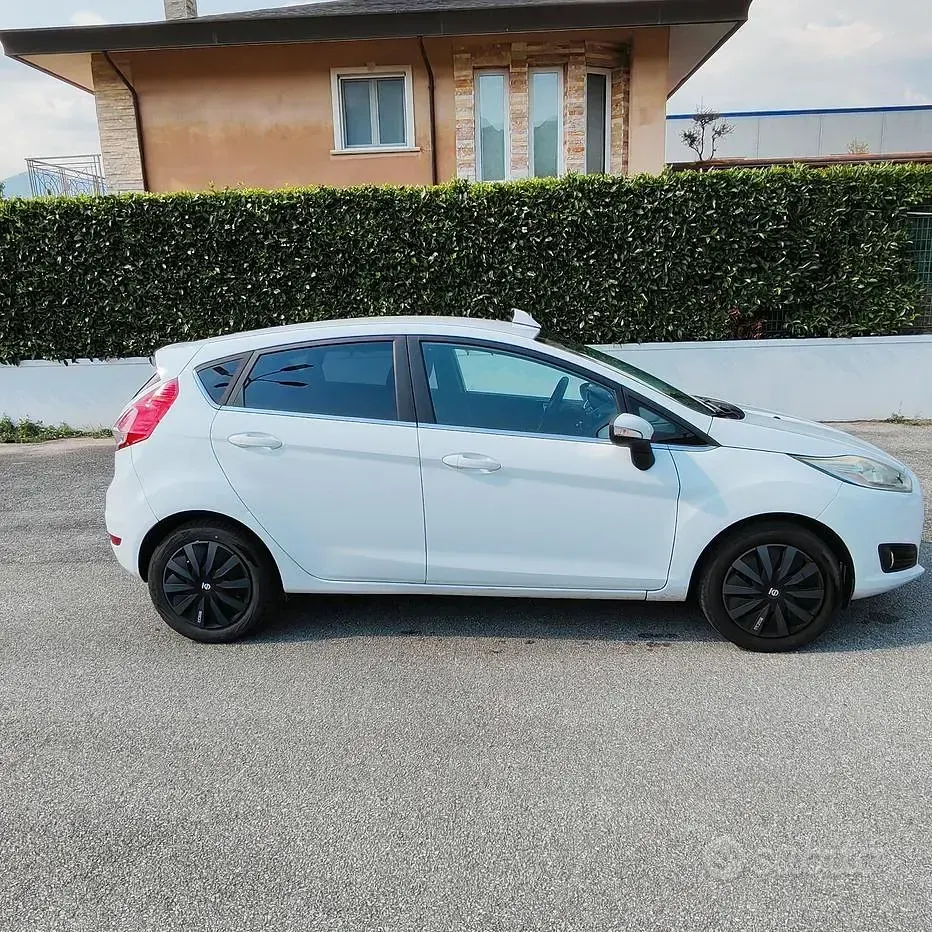 Usata Ford Fiesta 97 CV (71 kW) 2014 Bianco Utilitaria