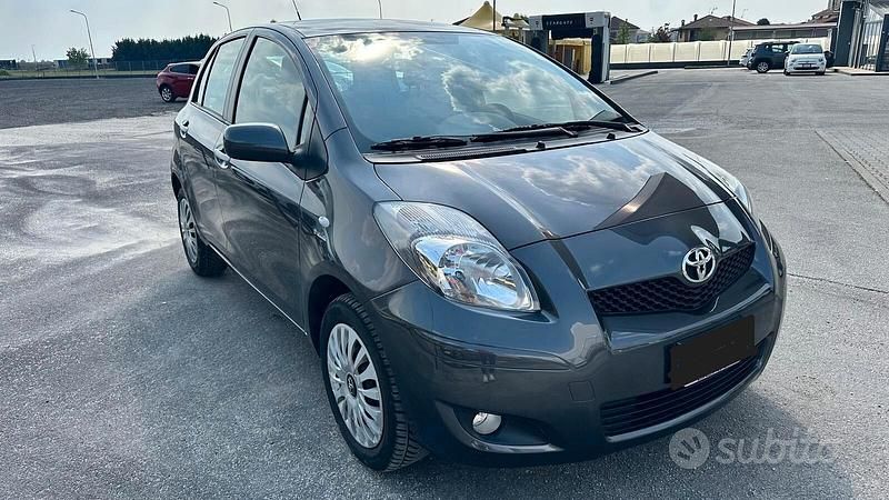 Usata Toyota Yaris 69 CV (50 kW) 2010 Nero Utilitaria