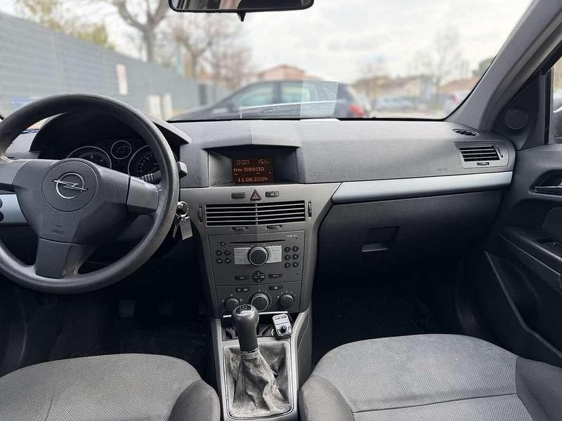 Usata Opel Astra Enjoy 101 CV (74 kW) 2004 Argento Berlina