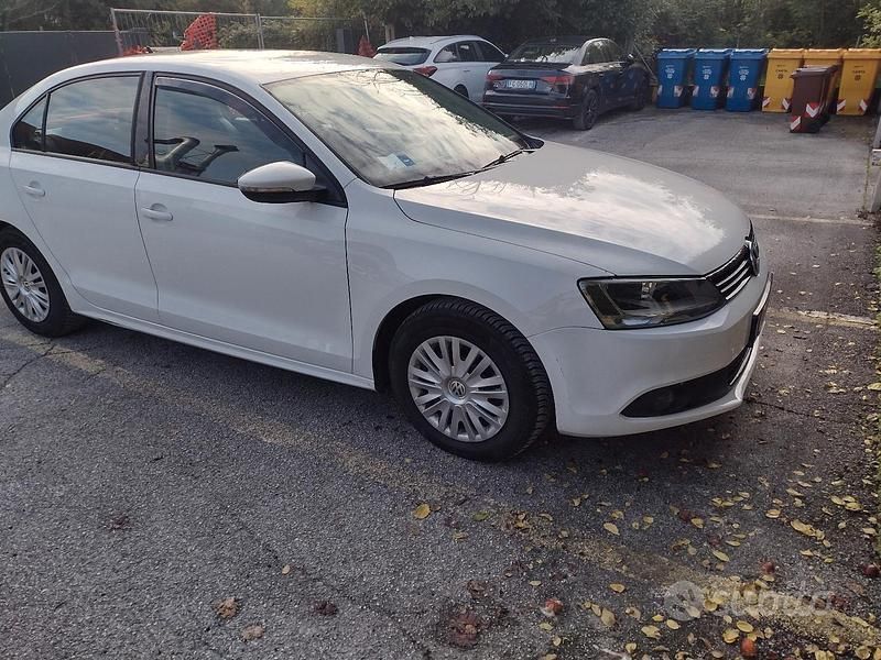 Begagnad VW Jetta 105 HK (77 kW) 2012 Vit Sedan