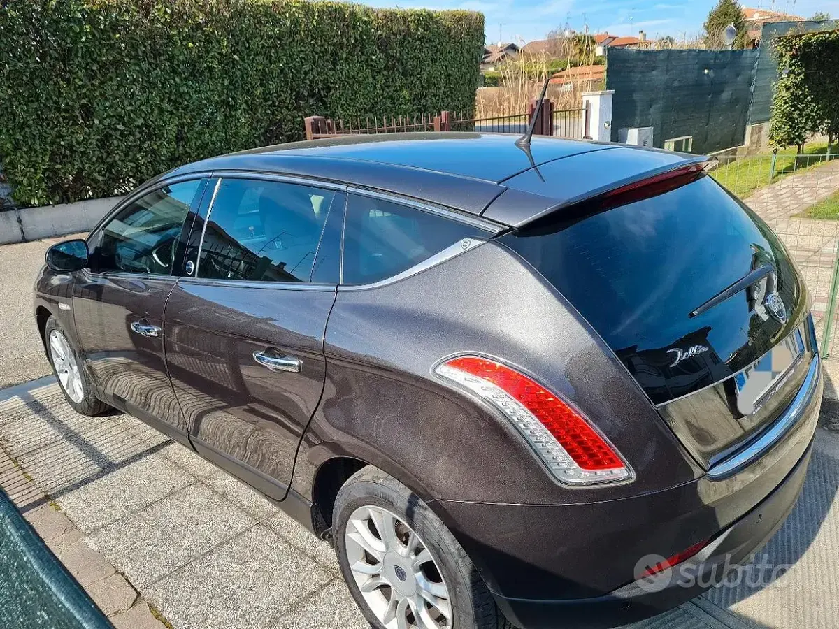 Usata Lancia Delta 120 CV (88 kW) 2012 Grigio Utilitaria