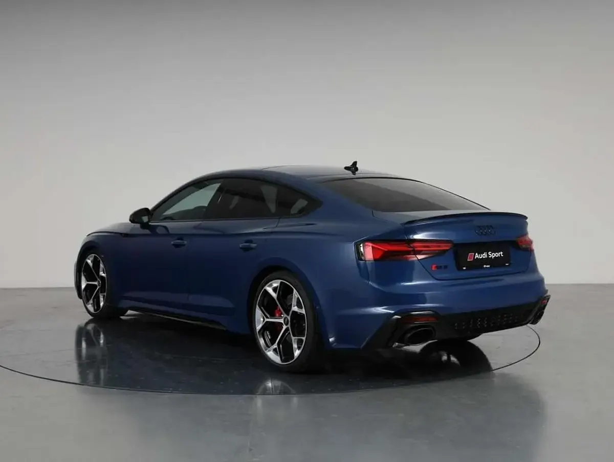Nuova Audi RS5 Sportback Performance 470 CV (345 kW) 2025 Blu ascari metallizzato Berlina