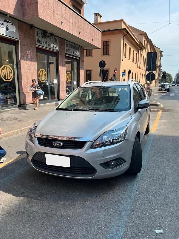 Usata Ford Focus 115 CV (84 kW) 2010 Grigio Station wagon
