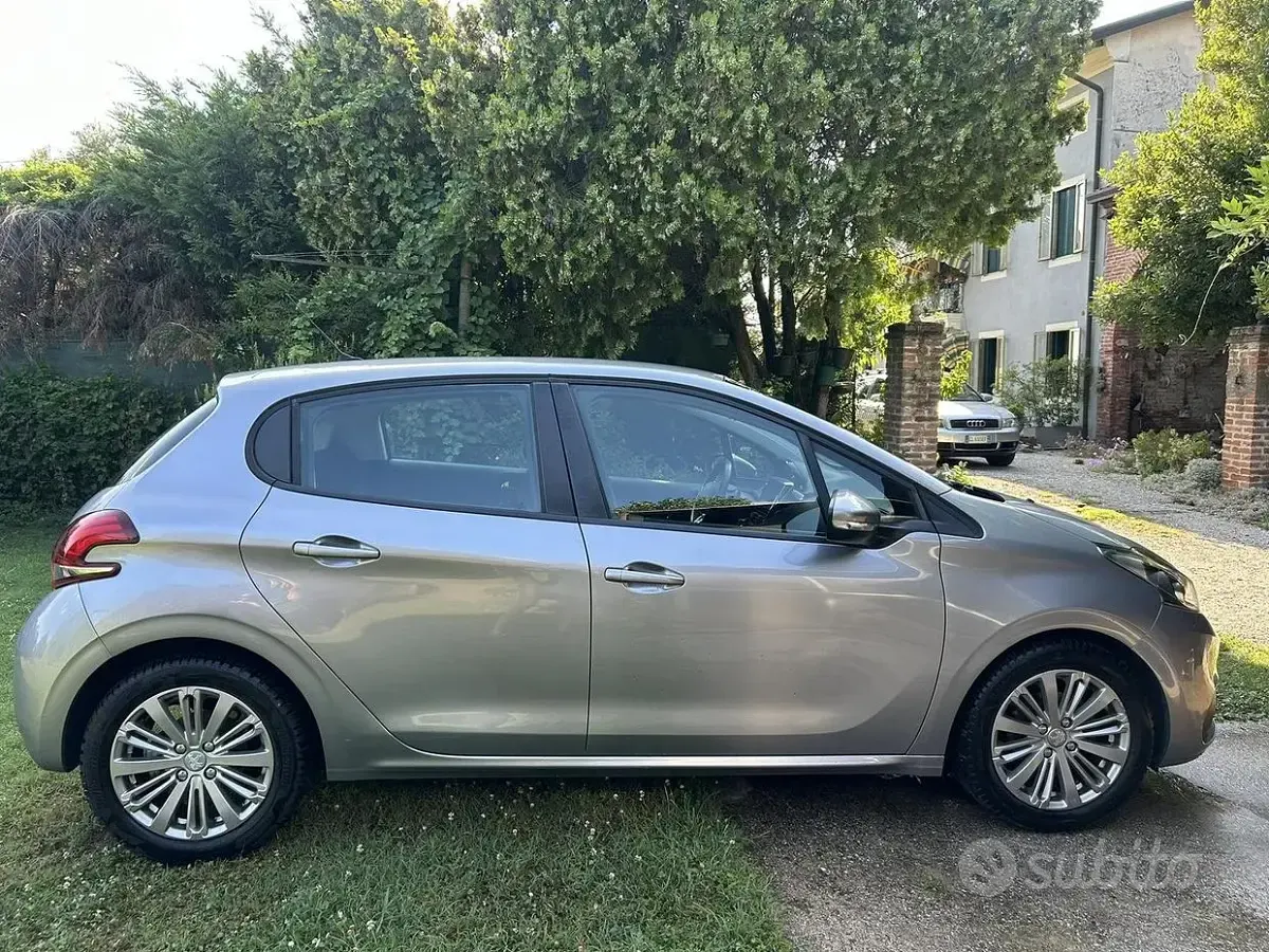 Usata Peugeot 208 Signature Sky 102 CV (75 kW) 2019 Grigio Utilitaria