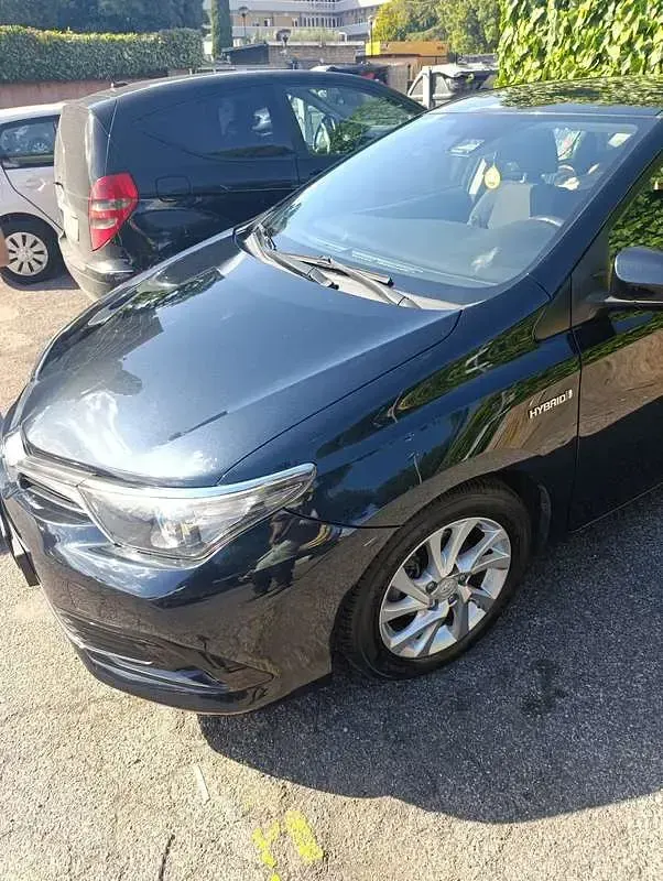 Usata Toyota Auris Hybrid Active 99 CV (72 kW) 2016 Berlina