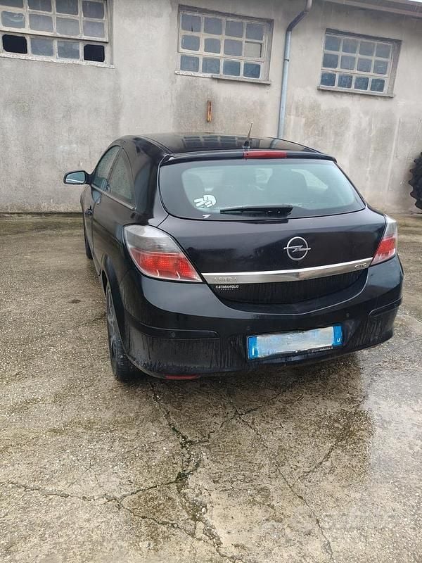 Nero Usata 2010 Opel Astra GTC Tre volumi | 3000 € (Ottimo prezzo) - Immagine 1/4
