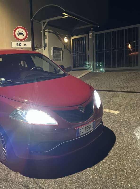 Usata Lancia Ypsilon Silver 69 CV (50 kW) 2016 Rosso Utilitaria