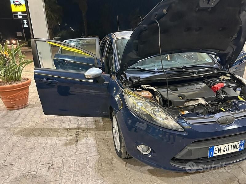 Usata Ford Fiesta Titanium 70 CV (51 kW) 2012 Blu Berlina