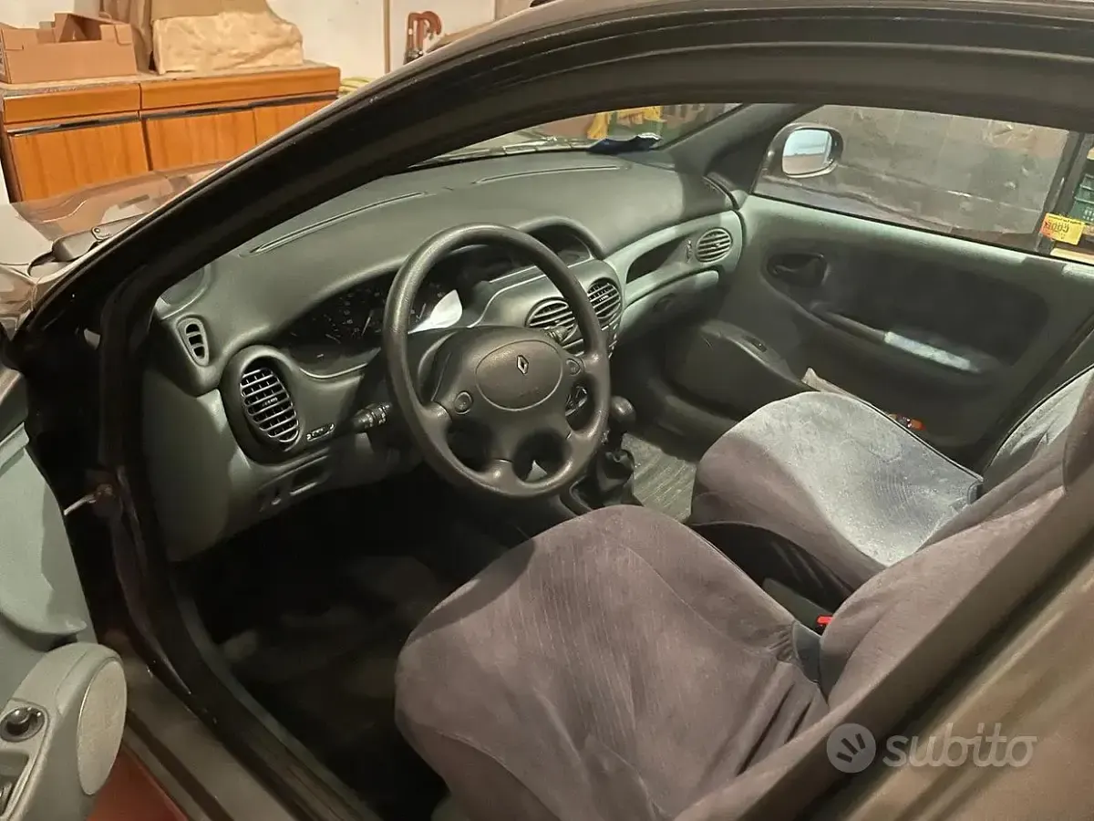 Usata Renault Mégane 90 CV (66 kW) 1996 Grigio Berlina