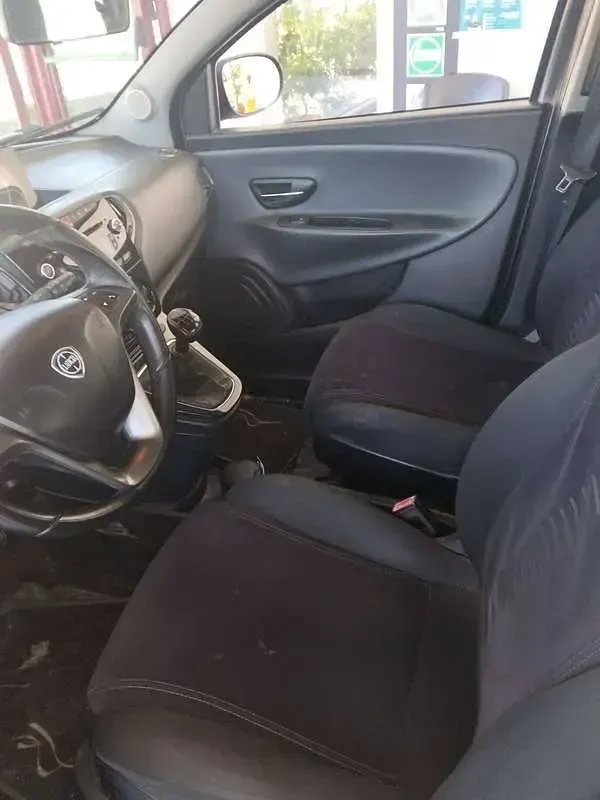 Usata Lancia Ypsilon Gold 95 CV (69 kW) 2013 Grigio Utilitaria