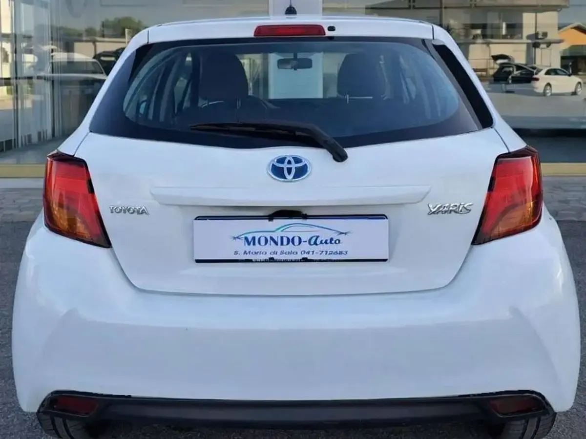 Usata Toyota Yaris Hybrid Active 73 CV (53 kW) 2017 Bianco Berlina
