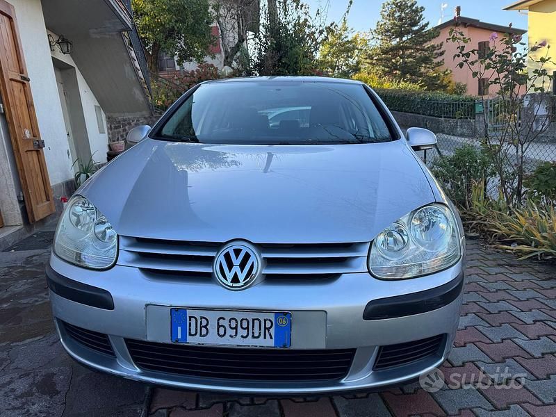 Grigio Usata 2006 VW Golf V Comfortline Tre volumi | 2700 € (Buon prezzo) - Immagine 1/4