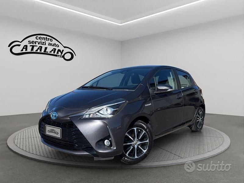 Usata Toyota Yaris Hybrid Trend 73 CV (53 kW) 2017 Grigio Berlina