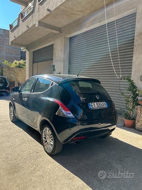Usata Lancia Ypsilon 69 CV (50 kW) 2015 Blu Utilitaria