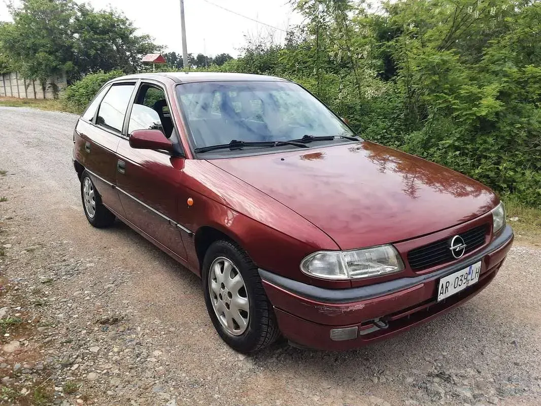 Usata Opel Astra Edition 90 CV (66 kW) 1997 Rosso