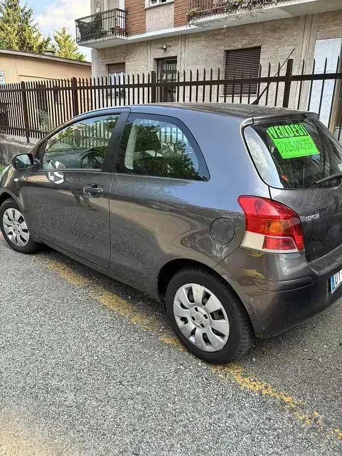 Usata Toyota Yaris 69 CV (50 kW) 2009 Grigio Utilitaria