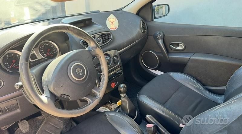 Usado Renault Clio II 58 CV (42 kW) 2008 Negro Berlina