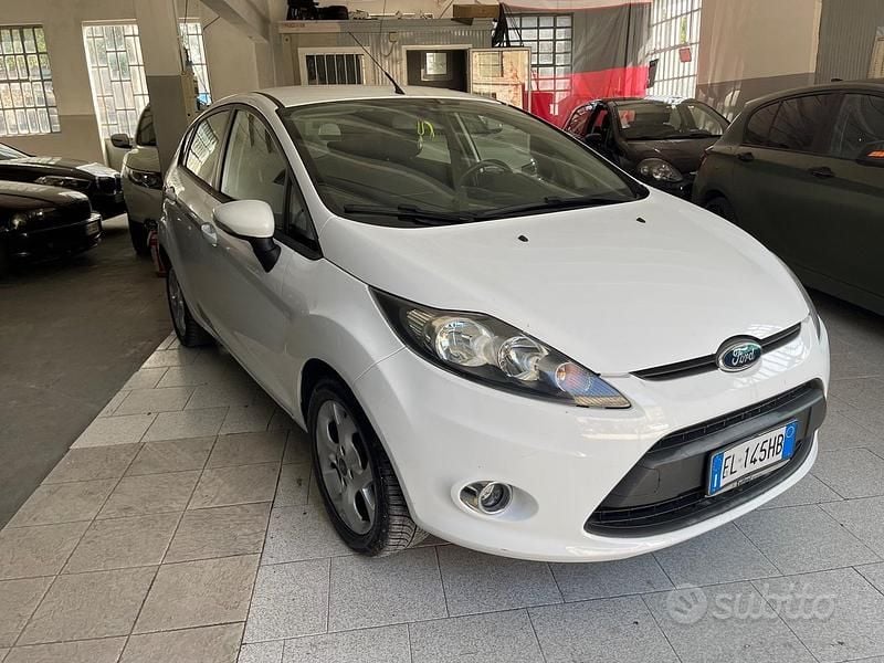 Usata Ford Fiesta 96 CV (70 kW) 2012 Bianco Utilitaria
