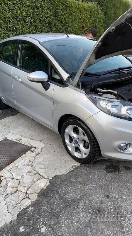 Usata Ford Fiesta Titanium 71 CV (52 kW) 2012 Grigio Utilitaria