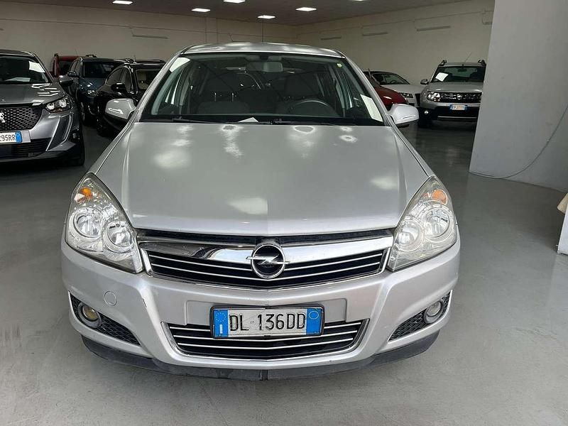 Usata Opel Astra Cosmo 116 CV (85 kW) 2007 Argento Berlina