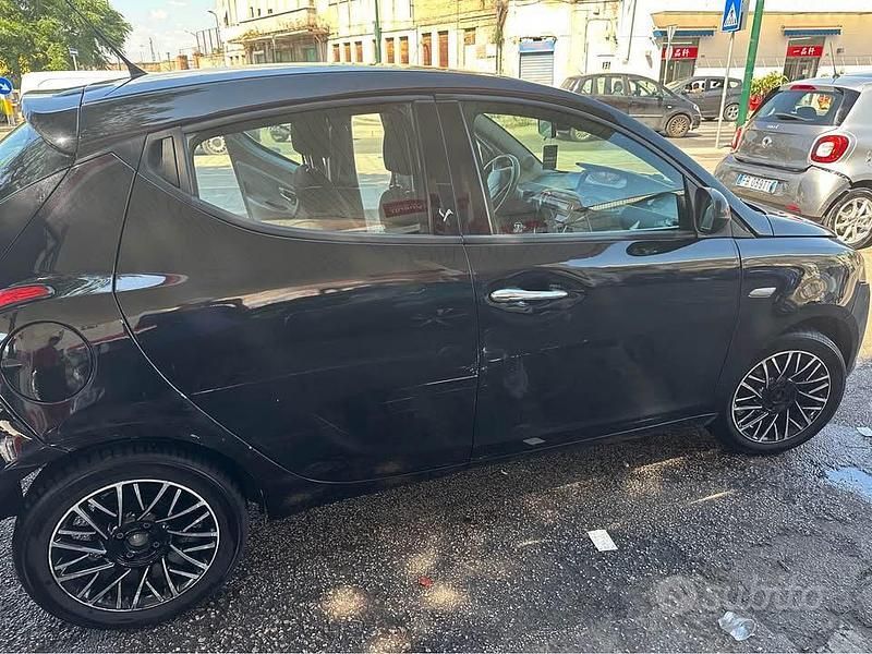 Usata Lancia Ypsilon 69 CV (50 kW) 2013 Nero Utilitaria