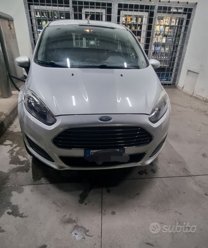 Usata Ford Fiesta 75 CV (55 kW) 2015 Grigio Utilitaria