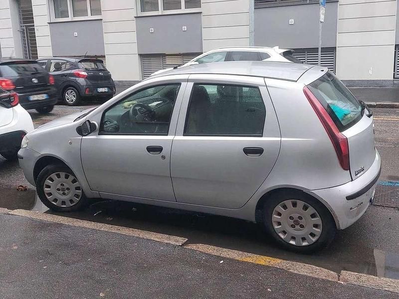 Usata Fiat Punto Active 60 CV (44 kW) 2010 Grigio Berlina