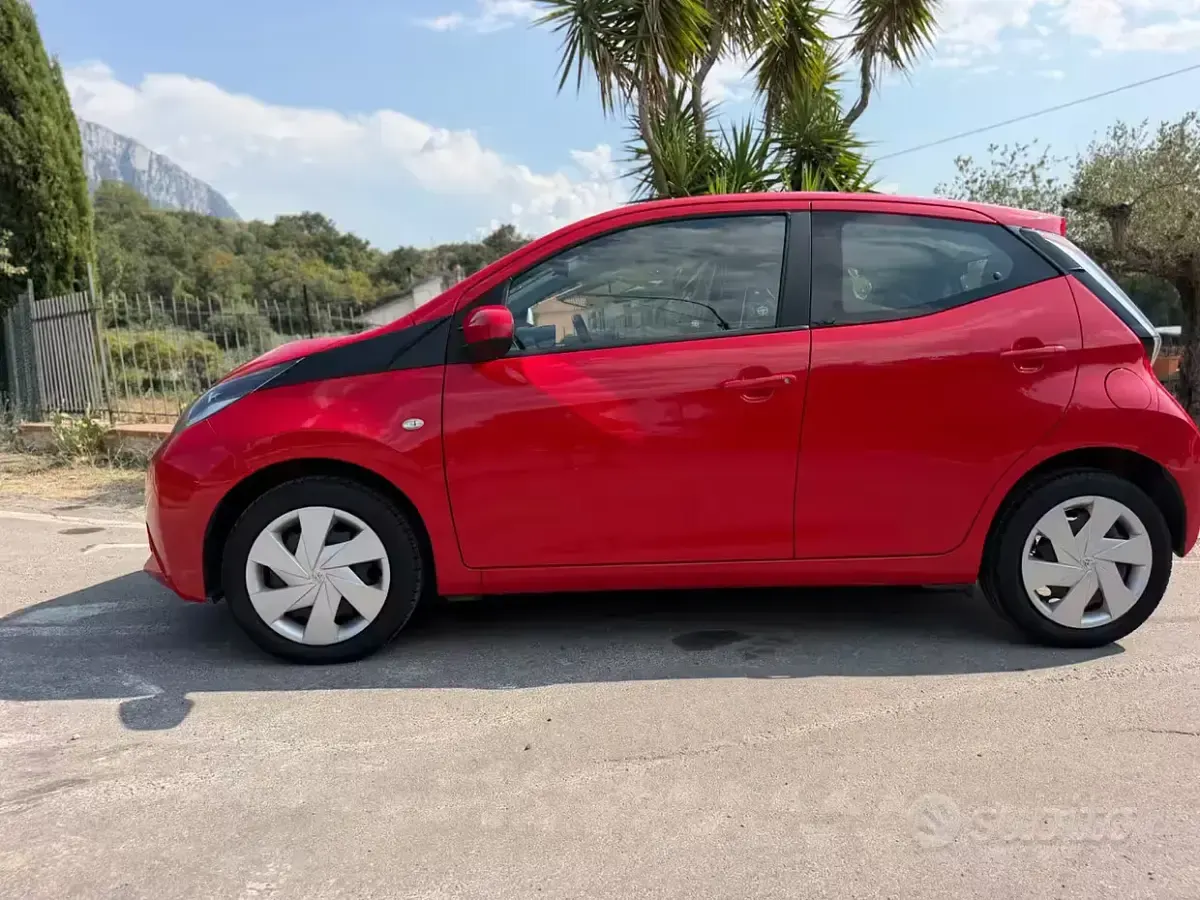 Usata Toyota Aygo 69 CV (50 kW) 2017 Rosso Utilitaria