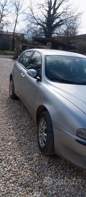 Usata Alfa Romeo 147 115 CV (84 kW) 2000 Grigio Utilitaria