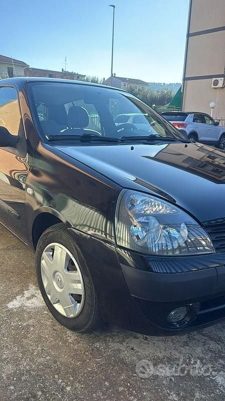 Nero Usata 2005 Renault Clio II Tre volumi | 2800 € - Immagine 1/4