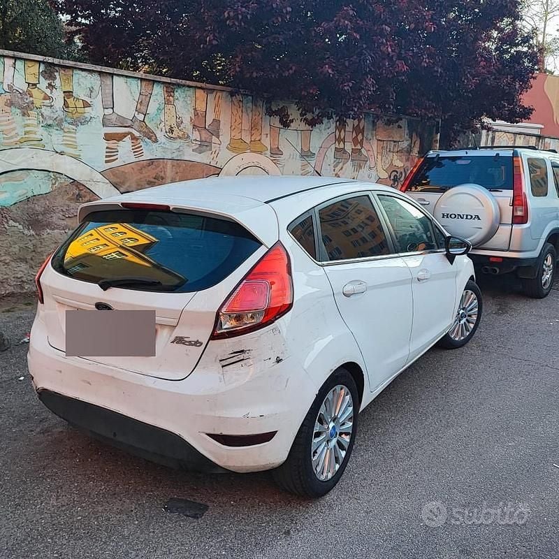 Usata Ford Fiesta 75 CV (55 kW) 2013 Bianco Utilitaria