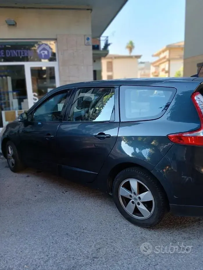 Usata Renault Scénic III 110 CV (80 kW) 2011 Monovolume