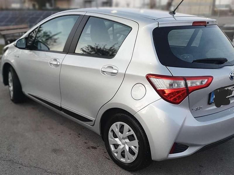 Usata Toyota Yaris Hybrid Active 73 CV (53 kW) 2018 Grigio Berlina