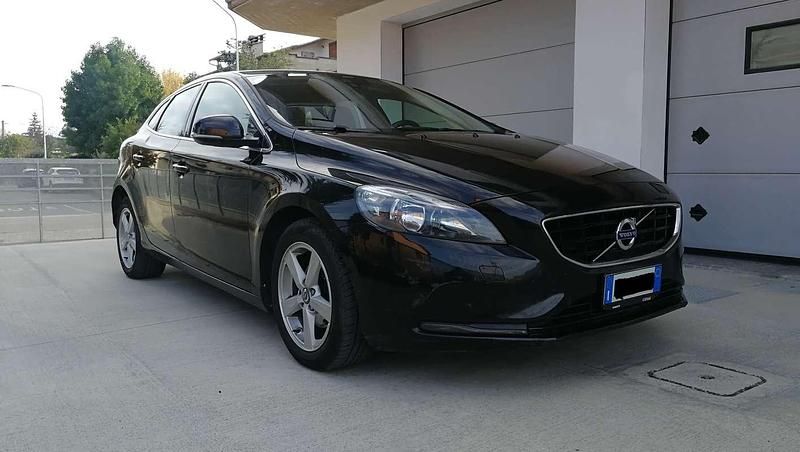 Usata Volvo V40 Momentum 114 CV (83 kW) 2012 Nero Berlina
