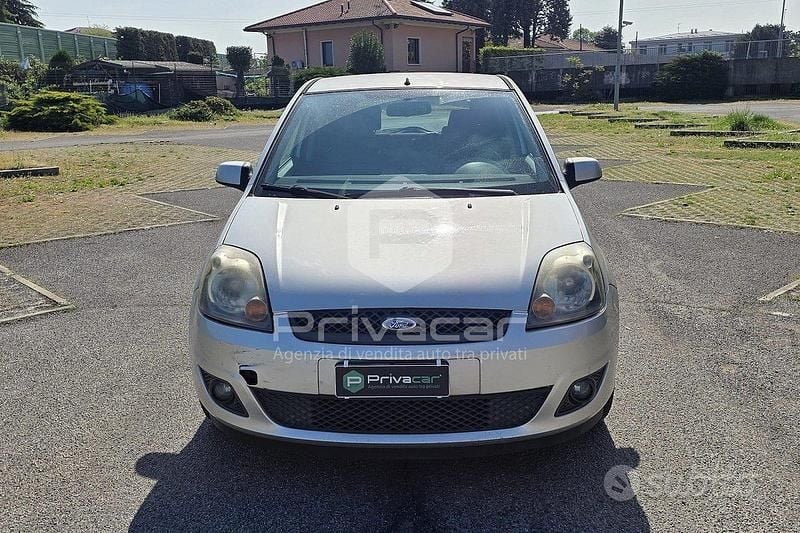 Usado Ford Fiesta Ghia 68 HP (50 kW) 2006 Cinzento Citadino