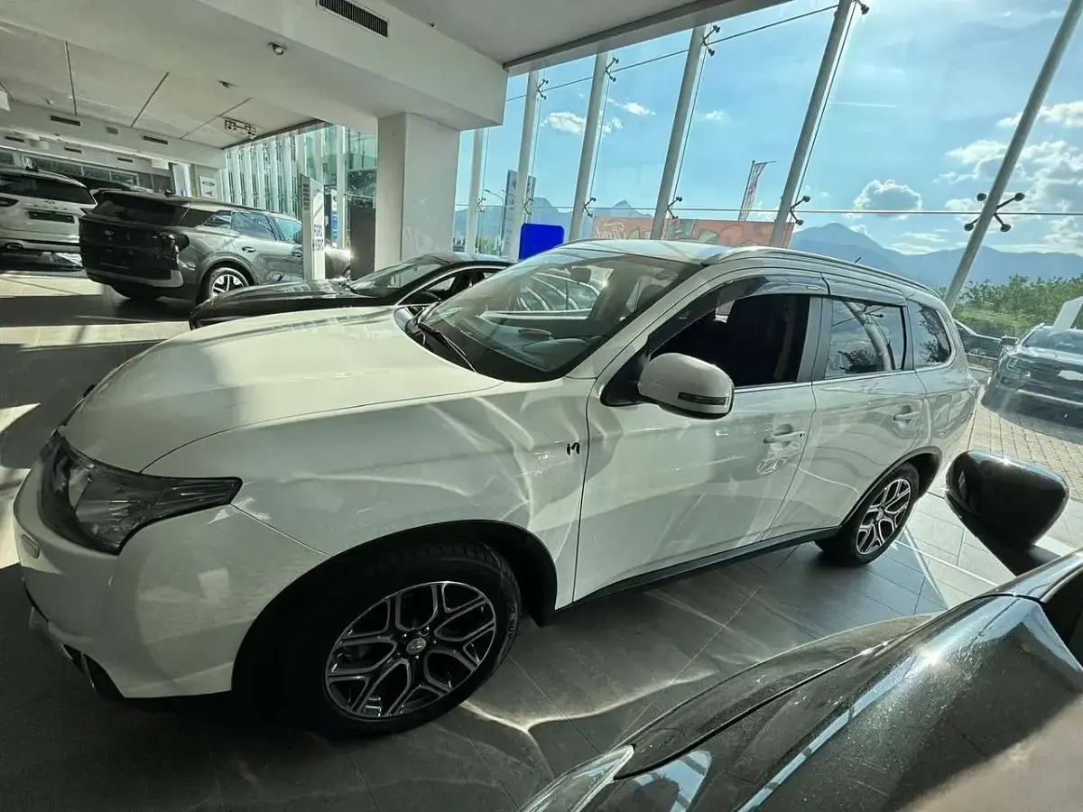 Usata Mitsubishi Outlander Instyle 150 CV (110 kW) 2015 Bianco SUV