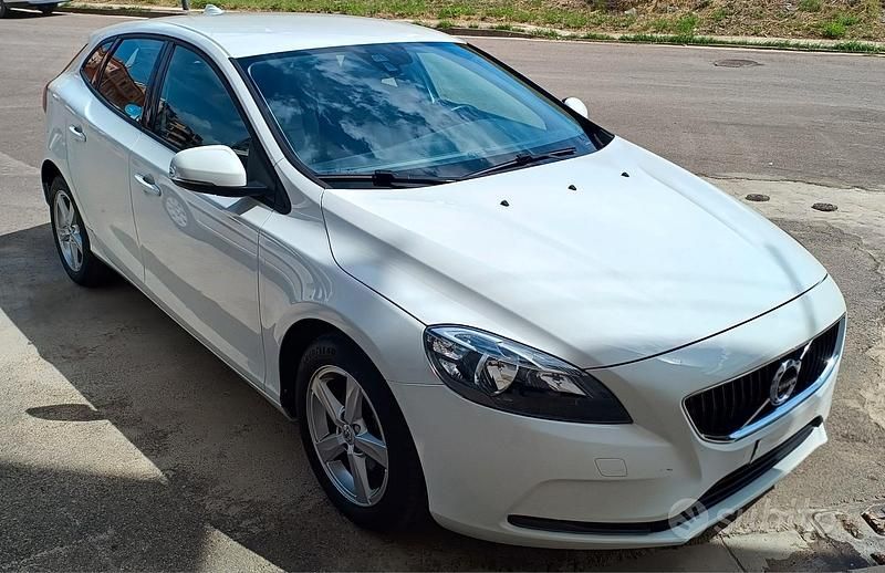 Usata Volvo V40 R-Design Momentum 120 CV (88 kW) 2017 Bianco Berlina