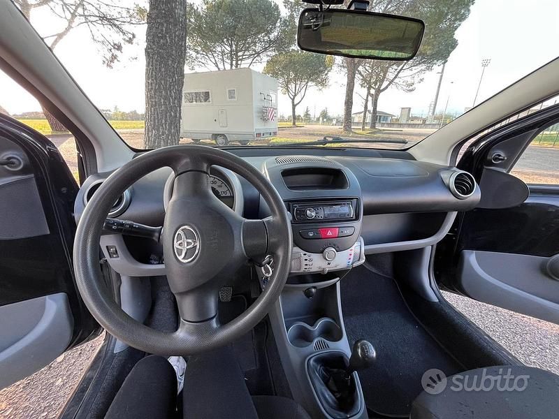 Usata Toyota Aygo 68 CV (50 kW) 2010 Nero Utilitaria