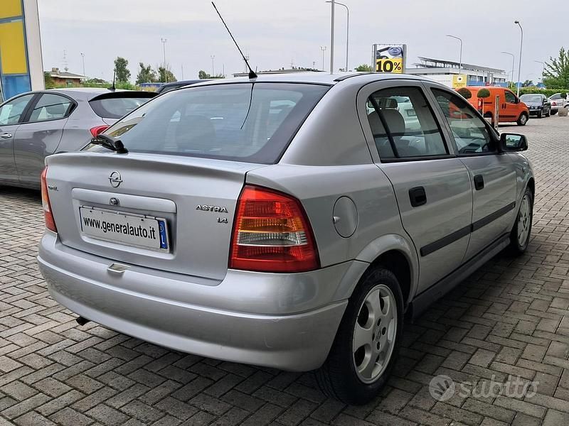 Usata Opel Astra Club 90 CV (66 kW) 2001 Grigio Berlina