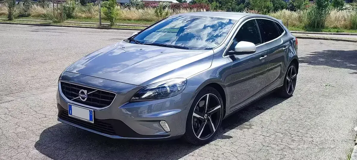 Usata Volvo V40 R-Design 150 CV (110 kW) 2016 Grigio Berlina