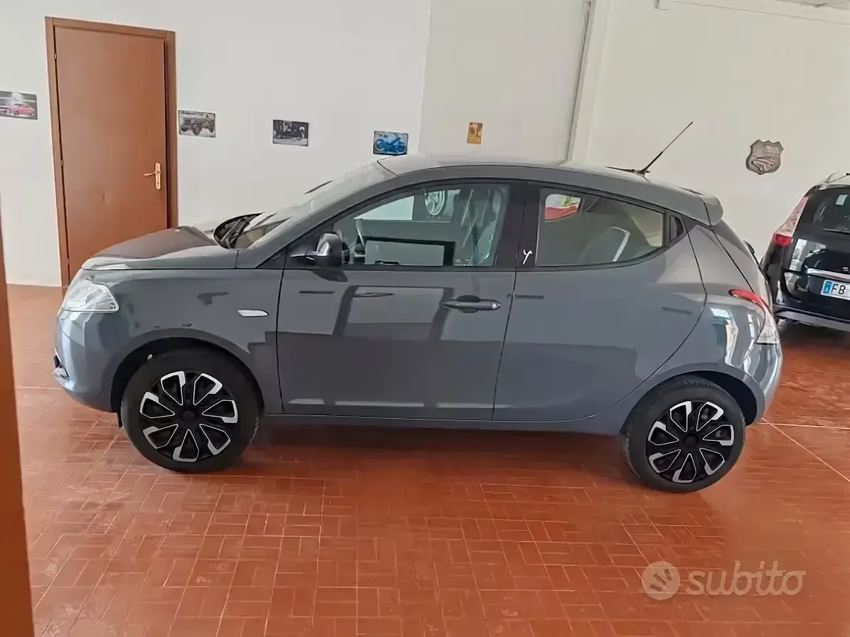 Usata Lancia Ypsilon 80 CV (58 kW) 2015 Grigio Utilitaria