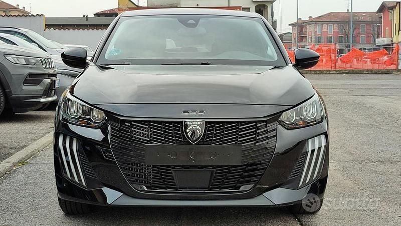 Usata Peugeot 208 Allure 101 CV (74 kW) 2025 Nero Utilitaria