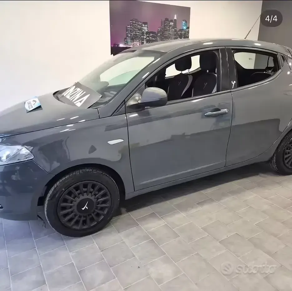 Usado Lancia Ypsilon Gold 69 HP (50 kW) 2015 Cinzento Citadino