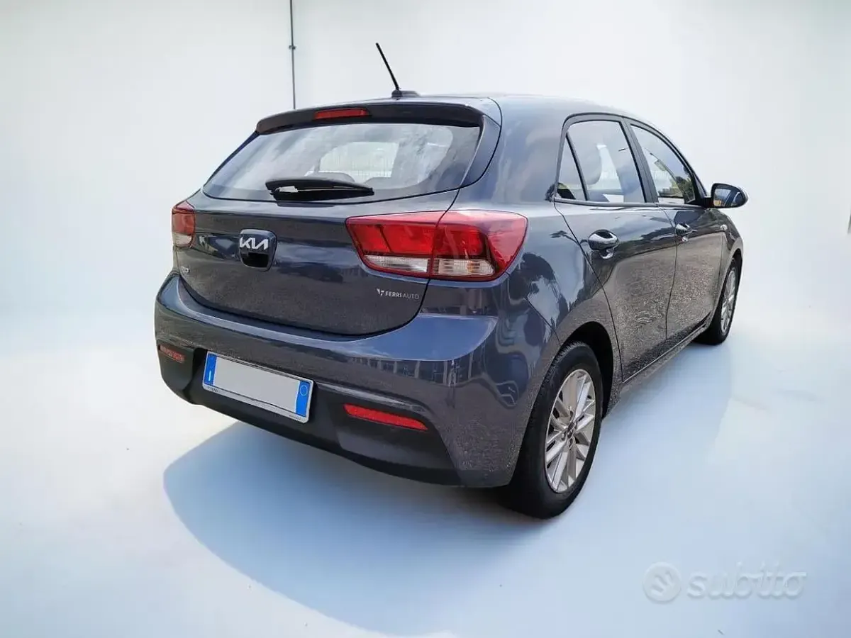 Usata Kia Rio Style 84 CV (61 kW) 2022 Grigio scuro metallizzato Berlina