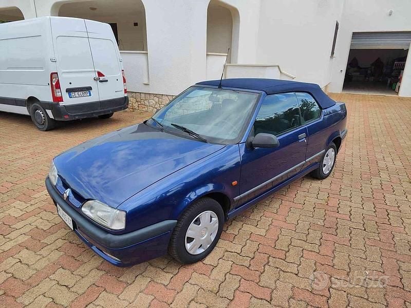 Usata Renault 19 93 CV (68 kW) 1995 Blu metallizzato Cabrio