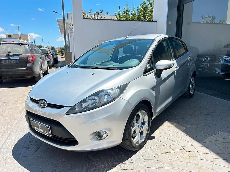 Usado Ford Fiesta Titanium 70 HP (51 kW) 2012 Prateado Citadino