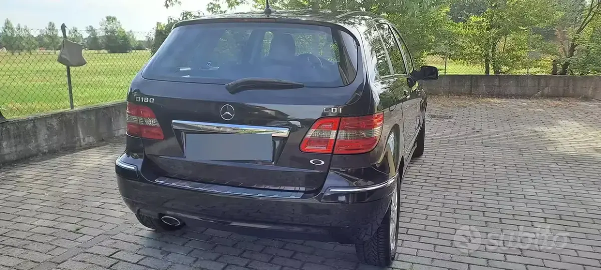 Usata Mercedes B180 109 CV (80 kW) 2010 Nero Monovolume