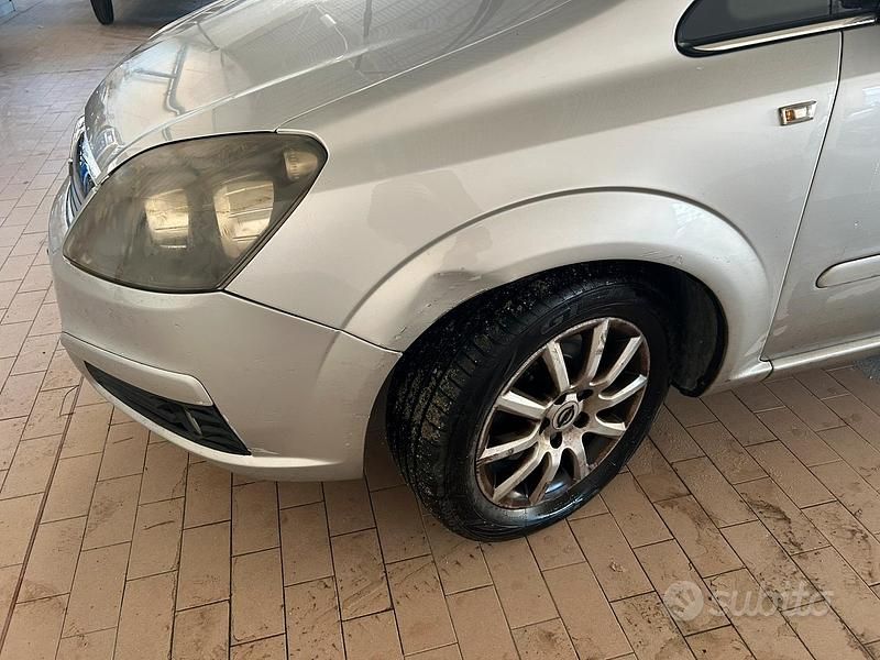 Usata Opel Zafira 150 CV (110 kW) 2008 Grigio Monovolume