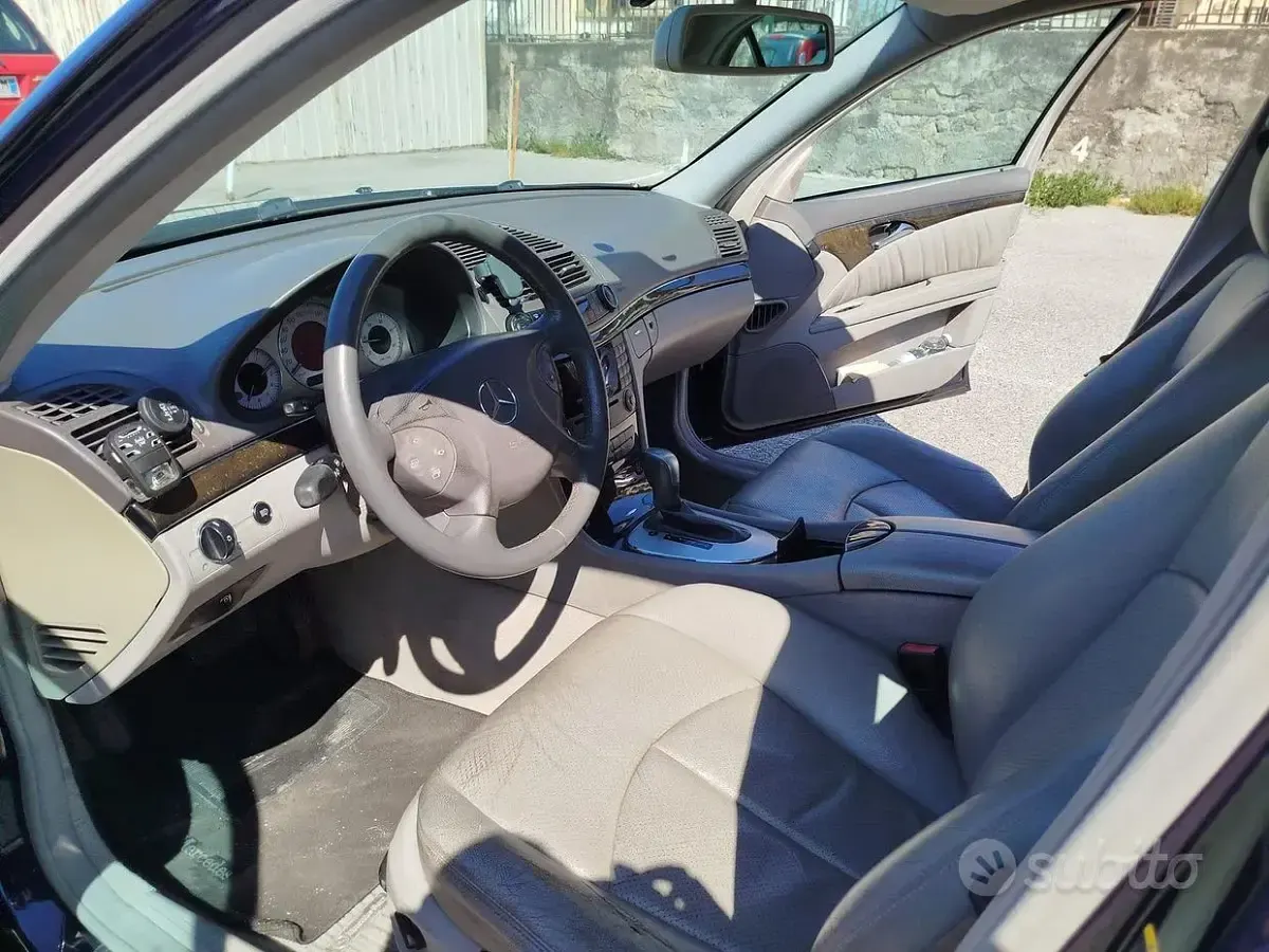 Usata Mercedes E270 122 CV (89 kW) 2004 Blu Berlina